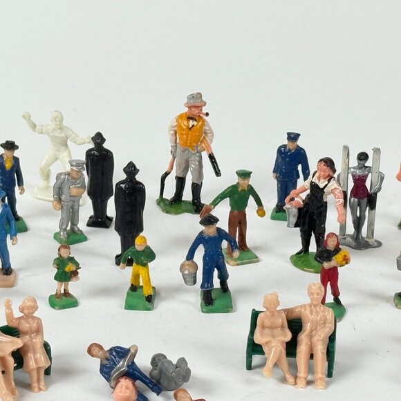 Vintage HO Scale 35+ Miniature Platform Figures People Scene Accessories - Picture 6 of 11